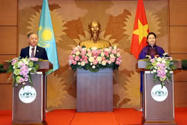 越南国会主席阮氏金银与哈萨克斯坦议会下院议长尼格马图林举行会谈