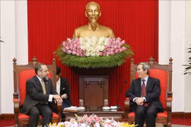 越共中央经济部部长阮文平会见美国财政部代表团