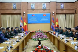 国防部部长吴春历与柬埔寨国防部部长迪班举行会谈