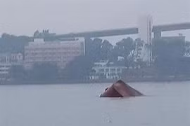 广宁省下龙海域船舶碰撞事故：成功救起4名船员并找到船长尸体