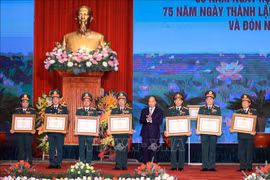 全民国防日30周年和越南人民军建军75周年纪念典礼暨一级军功勋章授勋仪式隆重举行