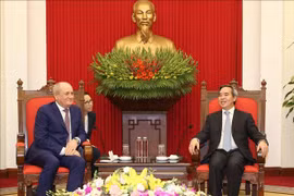 越共中央经济部部长阮文平会见俄罗斯天然气工业股份公司副总裁和哈佛大学教授代表团