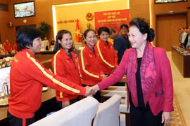 越南国会主席阮氏金银会见越南国家女子足球队