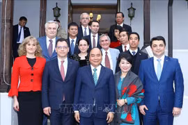 政府总理阮春福访问罗马尼亚普拉霍瓦省 接见越南驻罗大使馆工作人员