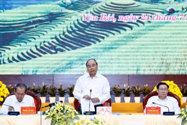 阮春福主持召开越共十三大经济社会小组与北部山区各省的工作会议