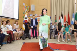 南非国际文化节：越南使节夫人上演传统服装—奥黛秀