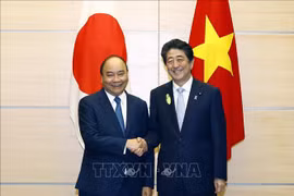 政府总理阮春福与日本首相安倍晋三举行会谈