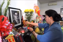 越南国会主席阮氏金银上香缅怀越南原党和国家领导人