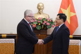 越南政府副总理范平明会见前来辞行拜会的澳大利亚驻越大使