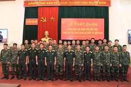 总参谋部领导人与工兵赛队合影