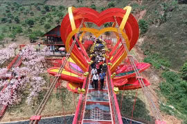 越南首座5D爱情玻璃桥在山罗省建成启用 