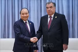 阮春福总理会见塔吉克斯坦总统埃莫马利•拉赫蒙