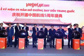 阮春福出席越捷航空开通中国航线5周年盛典