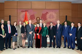 国会主席阮氏金银会见美国参议员代表团