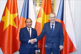 越南政府总理阮春福会见捷克总统泽曼