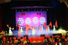 越南人民军第五军区文工团受邀参加庆祝老挝人民军建军70周年文艺演出