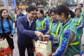 武德儋向北江省劳动工人送去慰问品