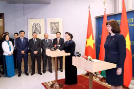越南国会主席阮氏金银和白俄罗斯上院主席会见记者
