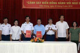 越南海警同坚江省渔民同行