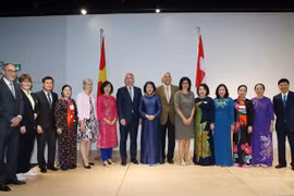 越南国家副主席邓氏玉盛在瑞士会见越南知识分子代表