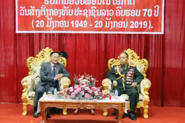 越南驻老挝大使祝贺老挝人民军队成立70周年