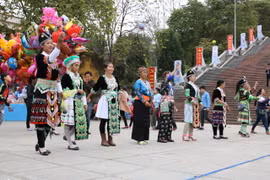 奠边省昭离山区民族同胞欢天喜地迎新春
