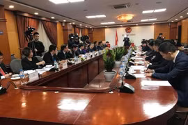 陈俊英与广西壮族自治区党委书记鹿心社举行会谈