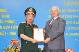 越南国防部副部长阮志咏荣获俄罗斯友谊勋章