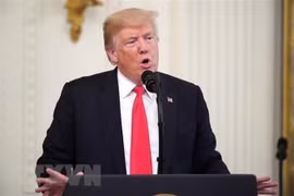 美国总统特朗普离开华盛顿 启程赴越南