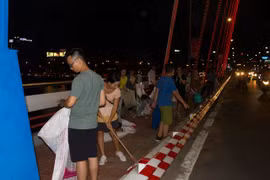 观看烟花比赛不忘清理垃圾 岘港市美丽形象日益提升