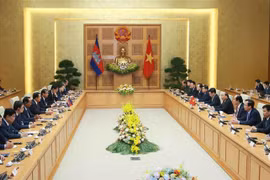 越南政府总理阮春福同柬埔寨首相洪森举行会谈