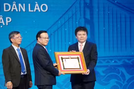 LaoVietbank成为越老经济合作桥梁和特殊团结友谊的象征