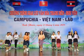 加强柬越老青年学生团结友谊