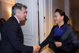 越南国会主席阮氏金银会见法国共产党全国书记法比安鲁塞尔
