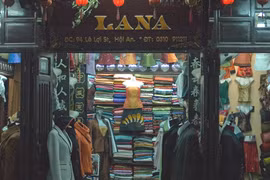 会安市裁缝店的快捷服务给外国游客留下印象