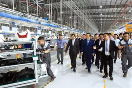 越南国会副主席冯国显视察海防市沥县国际港口和参观VinFast生产厂