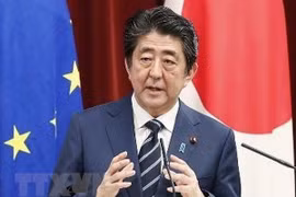 日本首相承诺与东盟合作解决海洋垃圾问题与保护自由贸易和航行秩序