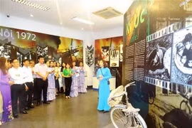 参观“寻回记忆”展会 回想豪迈激昂历史 