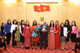 委内瑞拉驻越南大使荣获“致力于政治理论培训事业”纪念章