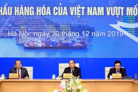  越南政府总理阮春福出席越南外贸进出口额达到5000亿美元的仪式