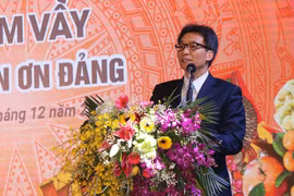 武德儋副总理向北宁省劳动者、贫困者和橙剂受害者送上春节慰问品