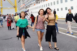 岘港市接待2000余名游客“冲年喜”