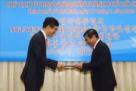 胡志明市人民委员会主席阮成峰荣获韩国总统的文化勋章