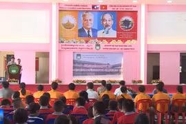 阮攸老越双语学校举行越南教师节纪念活动
