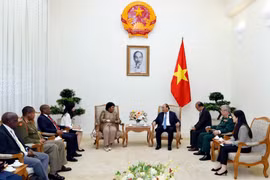阮春福总理会见南非国防部部长诺西维薇·马皮萨·恩卡库拉