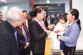 越南国会主席阮氏金银看望中央儿童医院癌症儿童并赠送慰问品