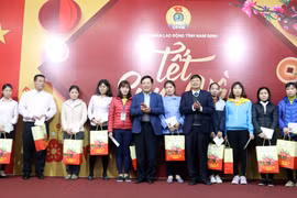 越南政府和国会领导春节前开展走访慰问送温暖活动