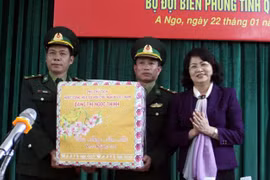 越南国家副主席邓氏玉盛出席广治省“边疆促团结迎新春”活动
