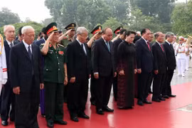 越南党和国家领导人向英雄烈士敬献花圈