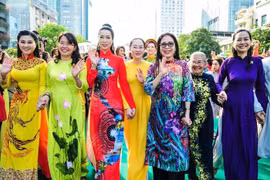 旅居老挝越南人举行第一届“越南奥戴之美”大赛